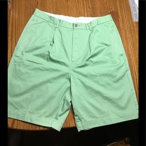 Men’s Callaway golf shorts in size 38.